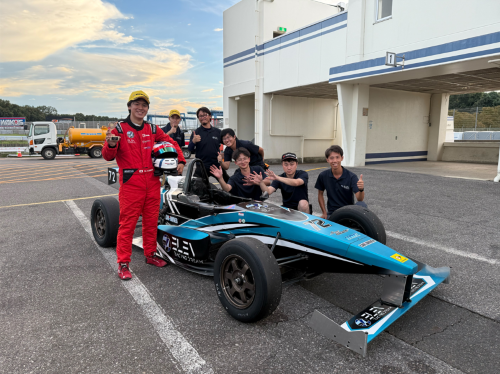 濱邉 誠己さんとカートの写真